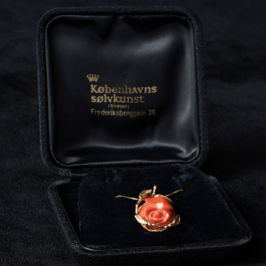 Zawieszka róża w koralu z łańcuszkiem